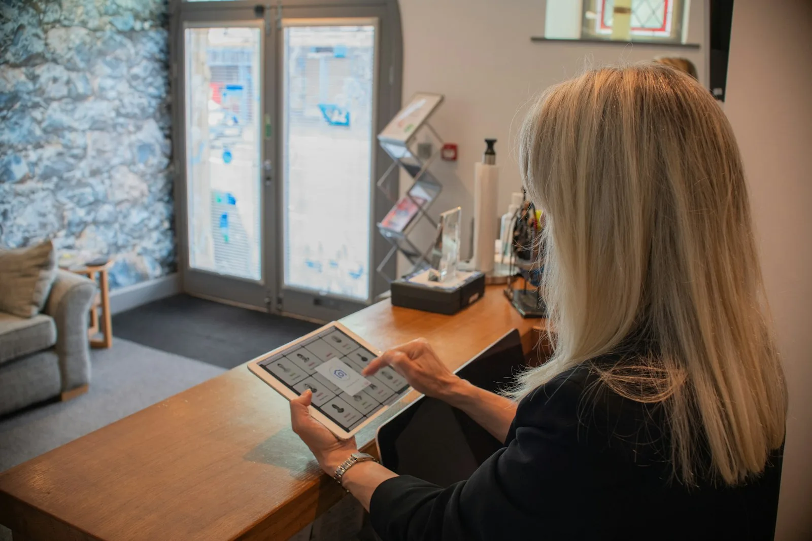 Customer sharing feedback about logistics service